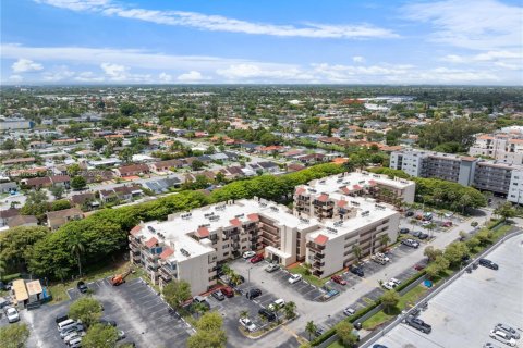 Condo in Miami, Florida, 2 bedrooms  № 1770365 - photo 1