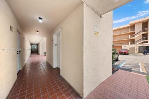 Condo in Miami, Florida, 2 bedrooms  № 1770365 - photo 2
