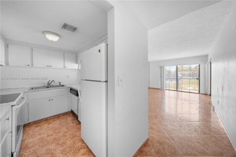 Condo in Miami, Florida, 2 bedrooms  № 1770365 - photo 7