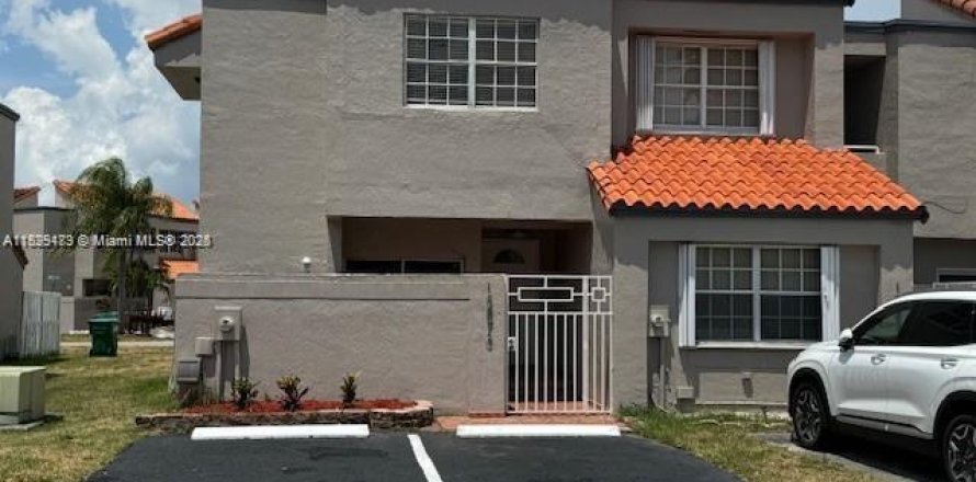 Adosado en Miami, Florida 3 dormitorios, 141.49 m2 № 1802546
