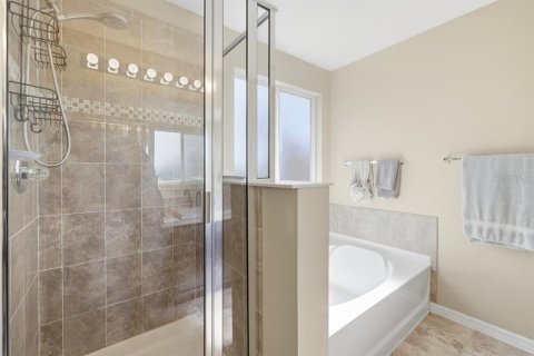 Townhouse in BAYSHORE COMMONS in North Fort Myers, Florida 2 bedrooms, 124.49 sq.m. № 2097685 - photo 13