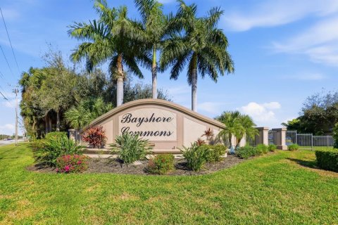 Townhouse in BAYSHORE COMMONS in North Fort Myers, Florida 2 bedrooms, 124.49 sq.m. № 2097685 - photo 23