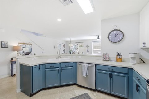 Townhouse in BAYSHORE COMMONS in North Fort Myers, Florida 2 bedrooms, 124.49 sq.m. № 2097685 - photo 7