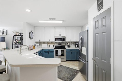 Townhouse in BAYSHORE COMMONS in North Fort Myers, Florida 2 bedrooms, 124.49 sq.m. № 2097685 - photo 6