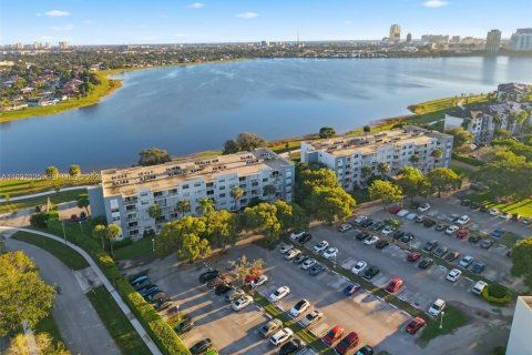 Купить кондоминиум в Уэст-Палм-Бич, Флорида 1 спальня, 65.4м2, № 1997512 - фото 2