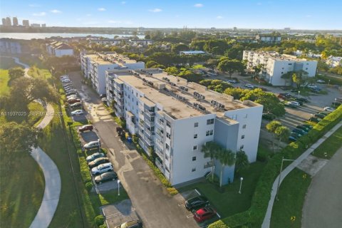 Кондоминиум с 1 спальней в Уэст-Палм-Бич, Флорида № 1997512