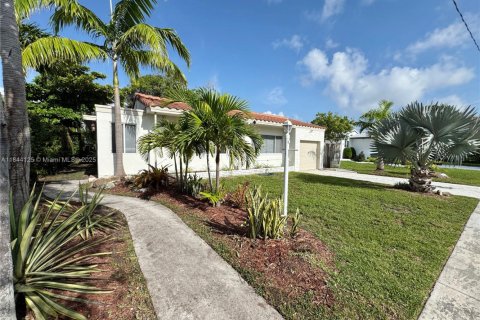 Casa en venta en North Bay Village, Florida, 3 dormitorios, 128.86 m2 № 1839209 - foto 2