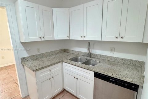Casa en venta en North Bay Village, Florida, 3 dormitorios, 128.86 m2 № 1839209 - foto 7