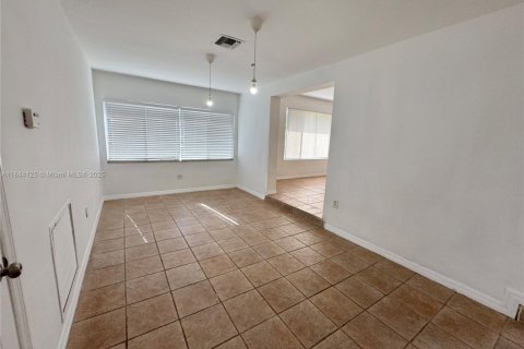 Casa en venta en North Bay Village, Florida, 3 dormitorios, 128.86 m2 № 1839209 - foto 18