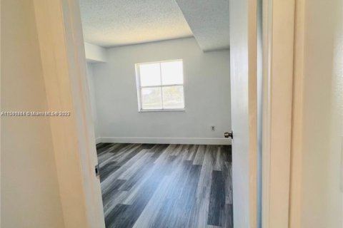 Condo in Cutler Bay, Florida, 2 bedrooms  № 2076750 - photo 17