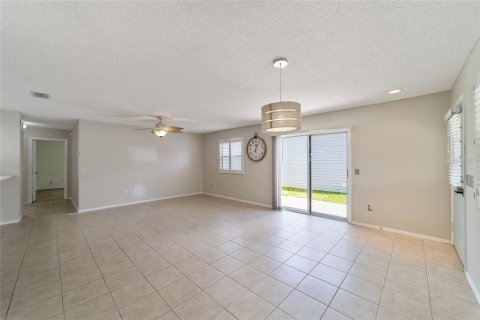 House in The Villages, Florida 2 bedrooms, 104.14 sq.m. № 1253260 - photo 12