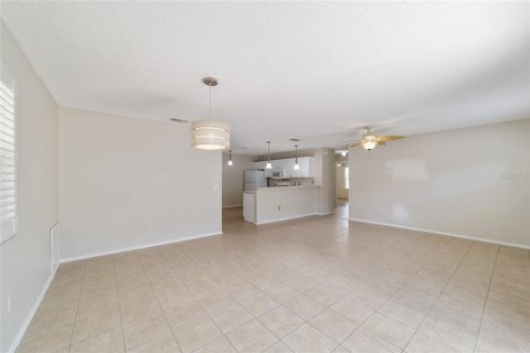 House in The Villages, Florida 2 bedrooms, 104.14 sq.m. № 1253260 - photo 10