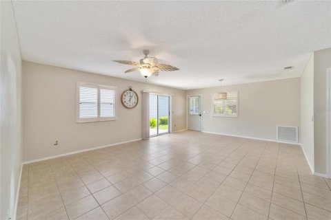House in The Villages, Florida 2 bedrooms, 104.14 sq.m. № 1253260 - photo 14