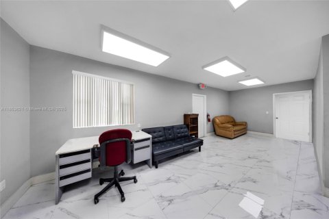 Commercial property in Hialeah, Florida № 1871568 - photo 2