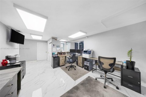 Commercial property in Hialeah, Florida № 1871568 - photo 4