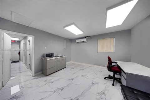 Commercial property in Hialeah, Florida № 1871568 - photo 3