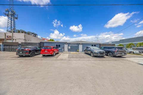 Commercial property in Hialeah, Florida № 1871568 - photo 1
