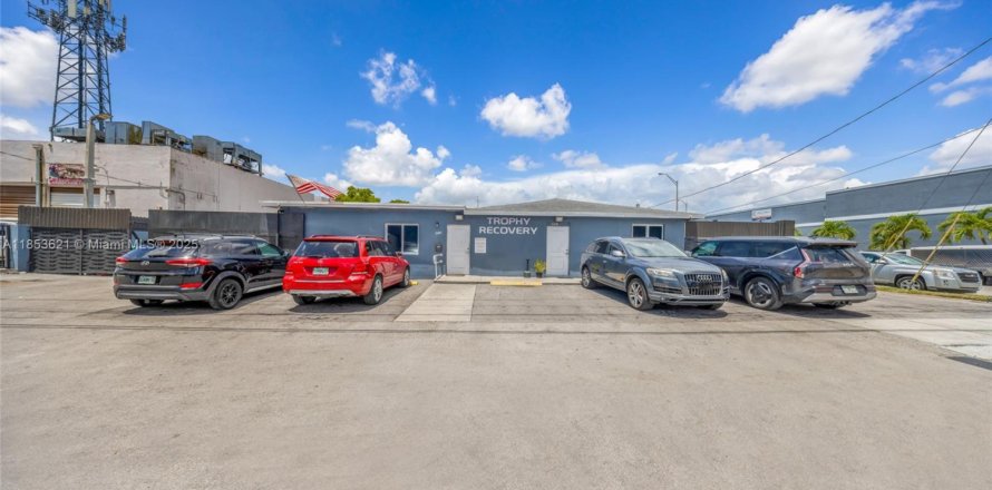 Commercial property in Hialeah, Florida № 1871568