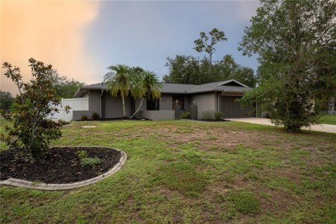 House in Port Charlotte, Florida 2 bedrooms, 132.94 sq.m. № 1777013 - photo 1