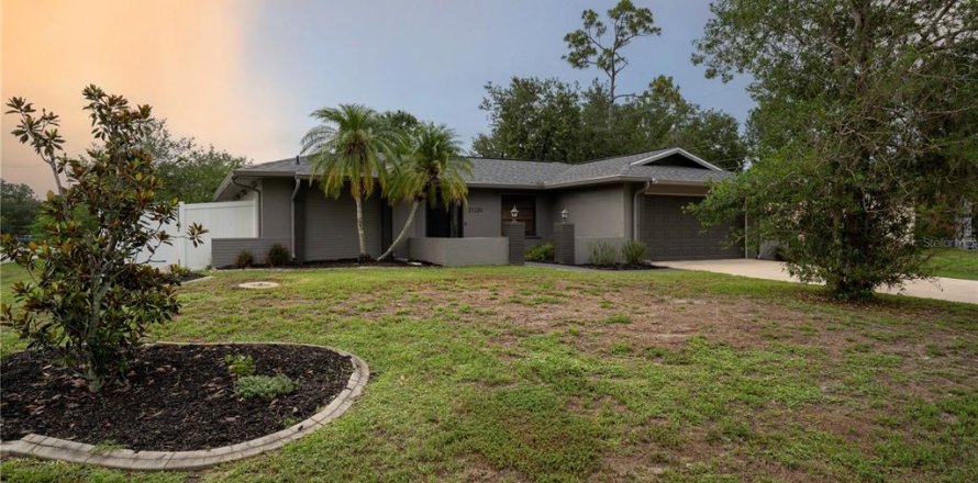 House in Port Charlotte, Florida 2 bedrooms, 132.94 sq.m. № 1777013