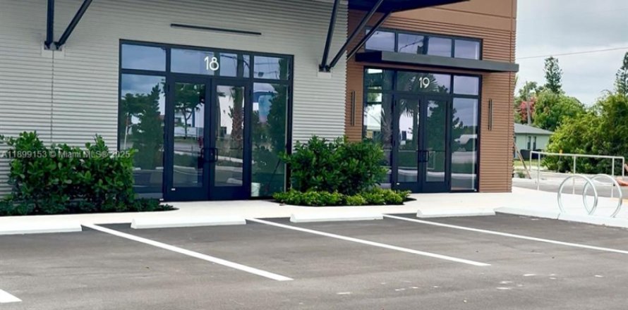 Commercial property in Fort Myers, Florida № 2089302