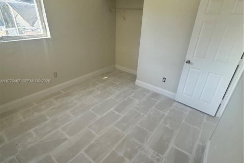 Villa ou maison à louer à Miami, Floride: 2 chambres, 65.03 m2 № 1977445 - photo 11