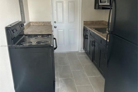 Villa ou maison à louer à Miami, Floride: 2 chambres, 65.03 m2 № 1977445 - photo 8