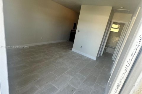 Villa ou maison à louer à Miami, Floride: 2 chambres, 65.03 m2 № 1977445 - photo 3