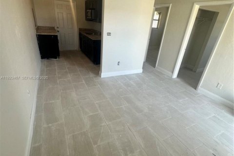 Villa ou maison à louer à Miami, Floride: 2 chambres, 65.03 m2 № 1977445 - photo 2