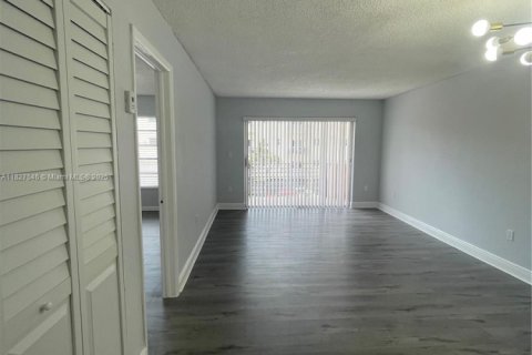Condominio en venta en North Miami, Florida, 1 dormitorio, 65.96 m2 № 1802464 - foto 11