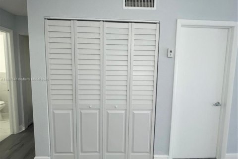 Condominio en venta en North Miami, Florida, 1 dormitorio, 65.96 m2 № 1802464 - foto 12