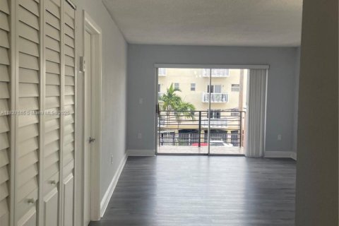Condominio en venta en North Miami, Florida, 1 dormitorio, 65.96 m2 № 1802464 - foto 17