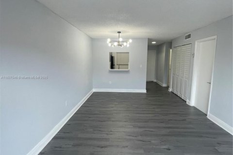 Condominio en venta en North Miami, Florida, 1 dormitorio, 65.96 m2 № 1802464 - foto 18