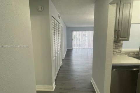 Condominio en venta en North Miami, Florida, 1 dormitorio, 65.96 m2 № 1802464 - foto 4