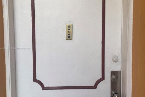 Condominio en venta en North Miami, Florida, 1 dormitorio, 65.96 m2 № 1802464 - foto 1
