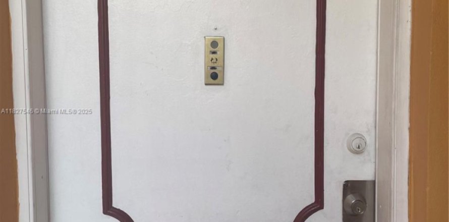 Condominio en North Miami, Florida, 1 dormitorio  № 1802464