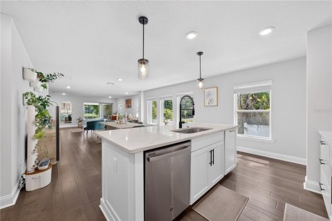 House in Orlando, Florida 4 bedrooms, 252.88 sq.m. № 2398523 - photo 8