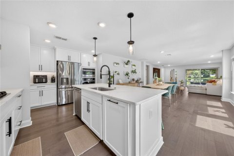House in Orlando, Florida 4 bedrooms, 252.88 sq.m. № 2398523 - photo 5