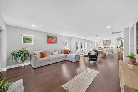 House in Orlando, Florida 4 bedrooms, 252.88 sq.m. № 2398523 - photo 18
