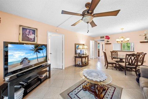 Copropriété à vendre à Pembroke Pines, Floride: 2 chambres, 85.47 m2 № 1809215 - photo 14