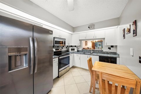 Copropriété à vendre à Pembroke Pines, Floride: 2 chambres, 85.47 m2 № 1809215 - photo 5