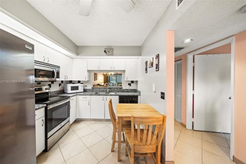 Copropriété à vendre à Pembroke Pines, Floride: 2 chambres, 85.47 m2 № 1809215 - photo 7