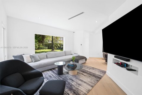House in Miami, Florida 5 bedrooms, 451.13 sq.m. № 2081000 - photo 8
