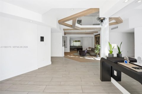 House in Miami, Florida 5 bedrooms, 451.13 sq.m. № 2081000 - photo 4