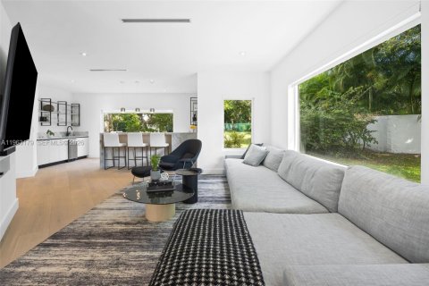 House in Miami, Florida 5 bedrooms, 451.13 sq.m. № 2081000 - photo 9