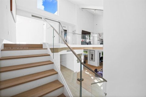 House in Miami, Florida 5 bedrooms, 451.13 sq.m. № 2081000 - photo 22