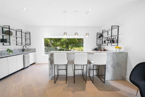 House in Miami, Florida 5 bedrooms, 451.13 sq.m. № 2081000 - photo 10