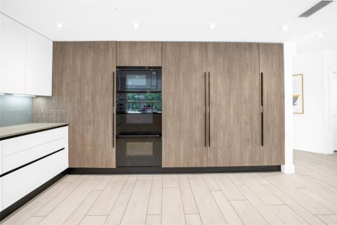 House in Miami, Florida 5 bedrooms, 451.13 sq.m. № 2081000 - photo 18