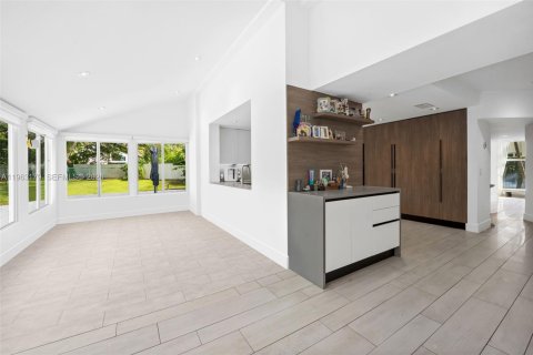 House in Miami, Florida 5 bedrooms, 451.13 sq.m. № 2081000 - photo 19