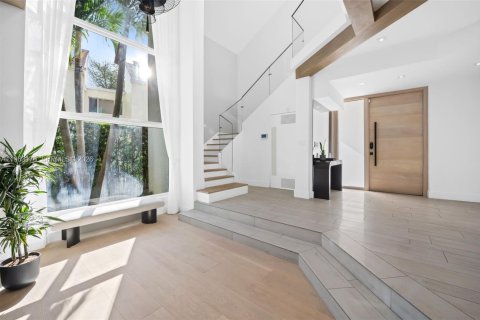 House in Miami, Florida 5 bedrooms, 451.13 sq.m. № 2081000 - photo 2